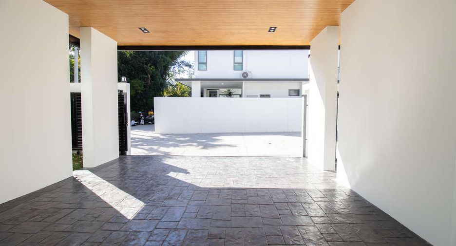 For sale 4 bedrooms house in Saraphi, Chiang Mai