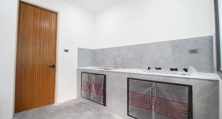 For sale 4 bedrooms house in Saraphi, Chiang Mai