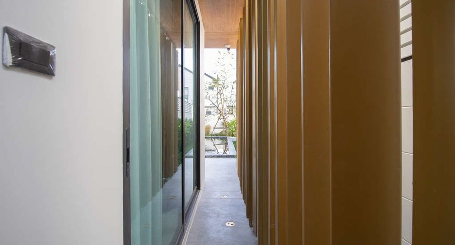 For sale 4 bedrooms house in Saraphi, Chiang Mai