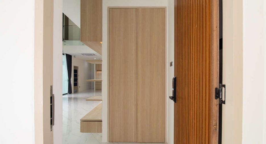 For sale 4 bedrooms house in Saraphi, Chiang Mai
