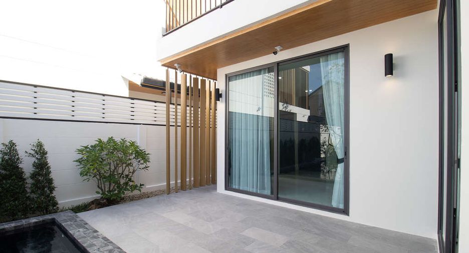 For sale 4 bedrooms house in Saraphi, Chiang Mai