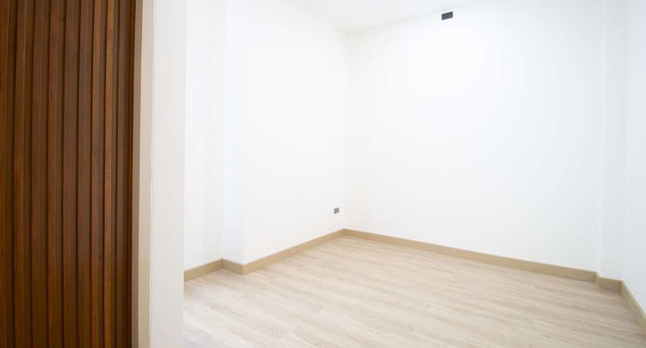 For sale 4 bedrooms house in Saraphi, Chiang Mai