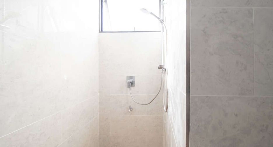 For sale 4 bedrooms house in Saraphi, Chiang Mai