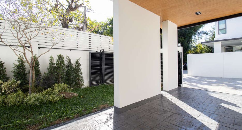 For sale 4 bedrooms house in Saraphi, Chiang Mai