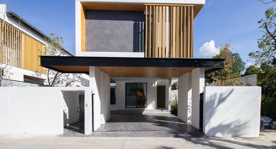 For sale 4 bedrooms house in Saraphi, Chiang Mai