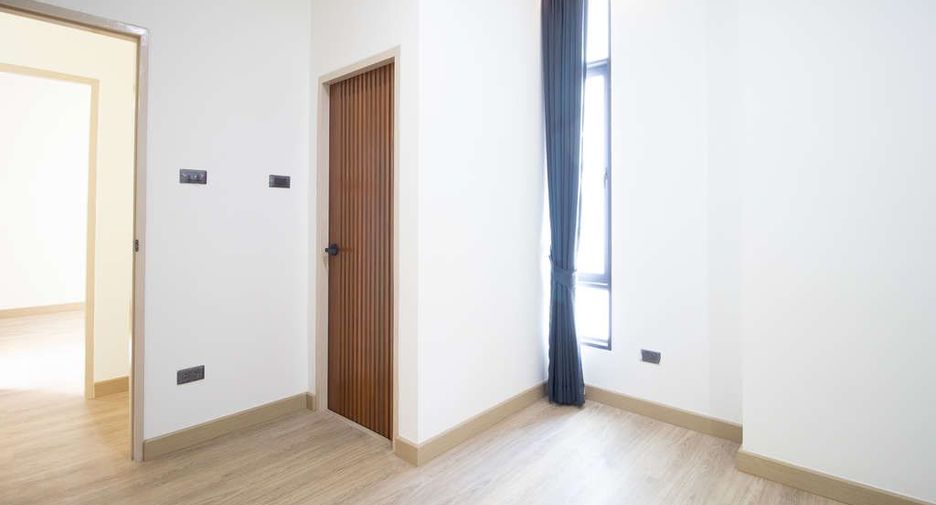 For sale 4 bedrooms house in Saraphi, Chiang Mai