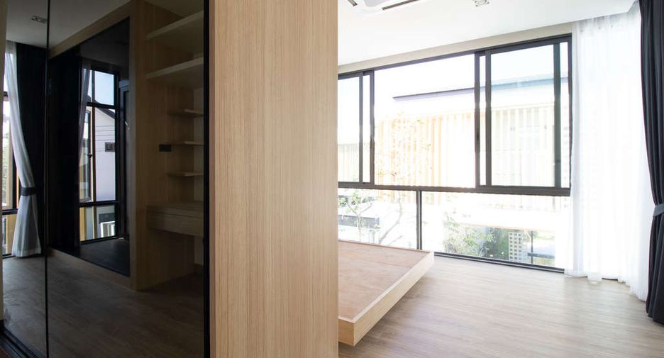 For sale 4 bedrooms house in Saraphi, Chiang Mai