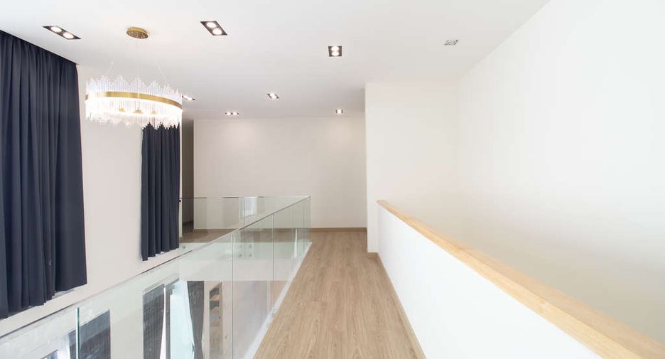 For sale 4 bedrooms house in Saraphi, Chiang Mai