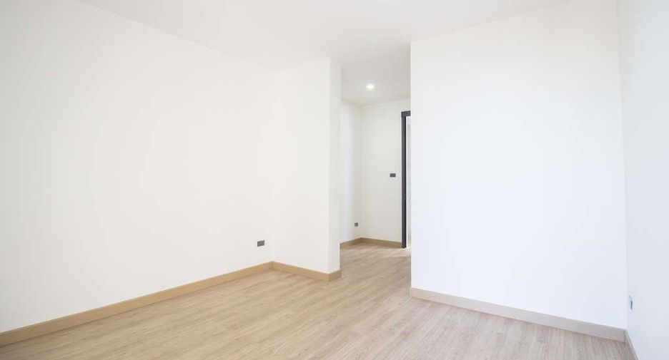 For sale 4 bedrooms house in Saraphi, Chiang Mai