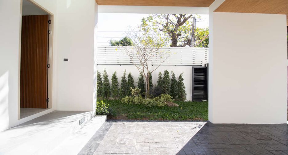 For sale 4 bedrooms house in Saraphi, Chiang Mai