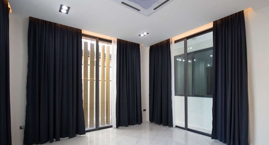 For sale 4 bedrooms house in Saraphi, Chiang Mai