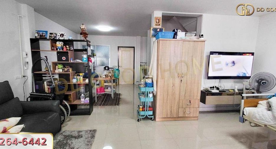 For sale 3 bed townhouse in Lam Luk Ka, Pathum Thani