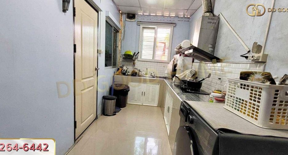 For sale 3 bed townhouse in Lam Luk Ka, Pathum Thani