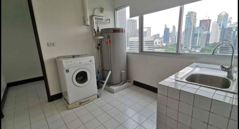 For rent 4 bedrooms condo in Pathum Wan, Bangkok