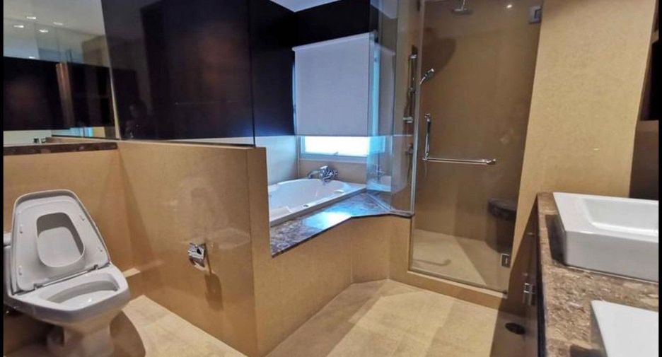 For rent 4 bedrooms condo in Pathum Wan, Bangkok