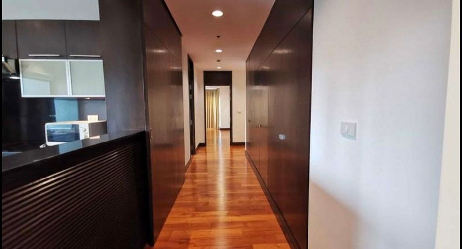 For rent 4 bedrooms condo in Pathum Wan, Bangkok