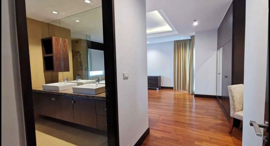For rent 4 bedrooms condo in Pathum Wan, Bangkok