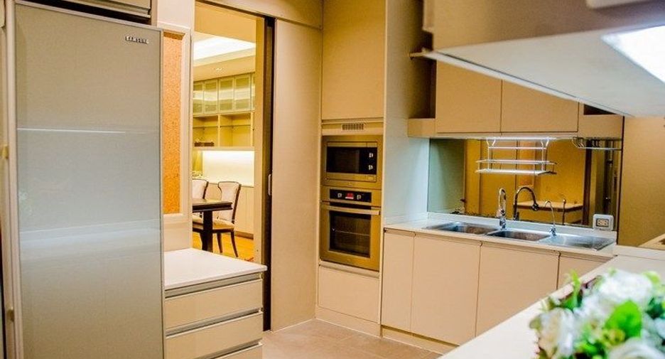 For rent 3 bedrooms condo in Khlong Toei, Bangkok