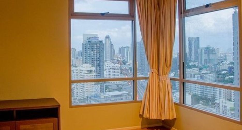 For rent 3 bedrooms condo in Khlong Toei, Bangkok