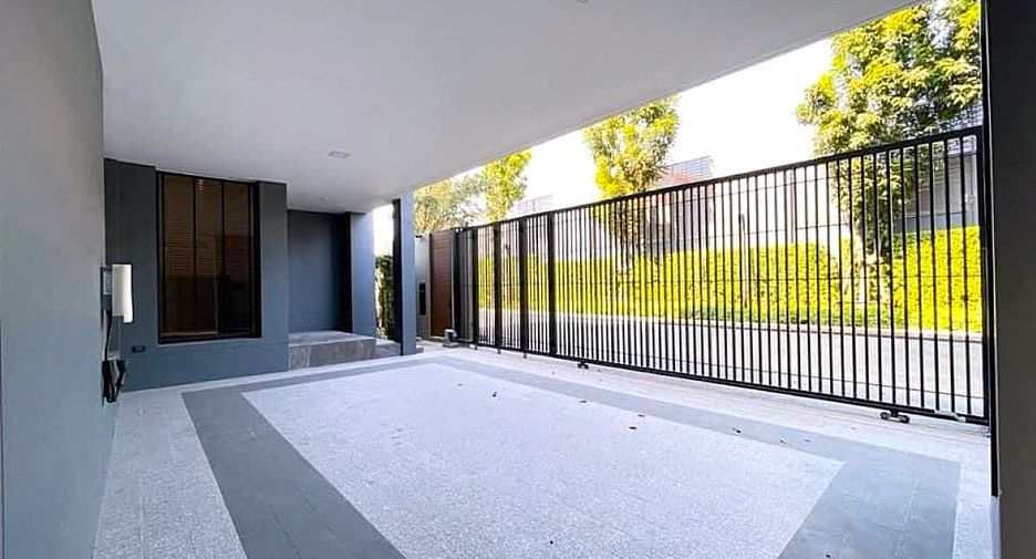 For rent 4 bedrooms house in Bang Kapi, Bangkok