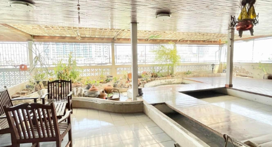 For sale retail Space in Khlong San, Bangkok