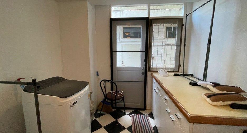 For rent 2 bedrooms house in Phaya Thai, Bangkok