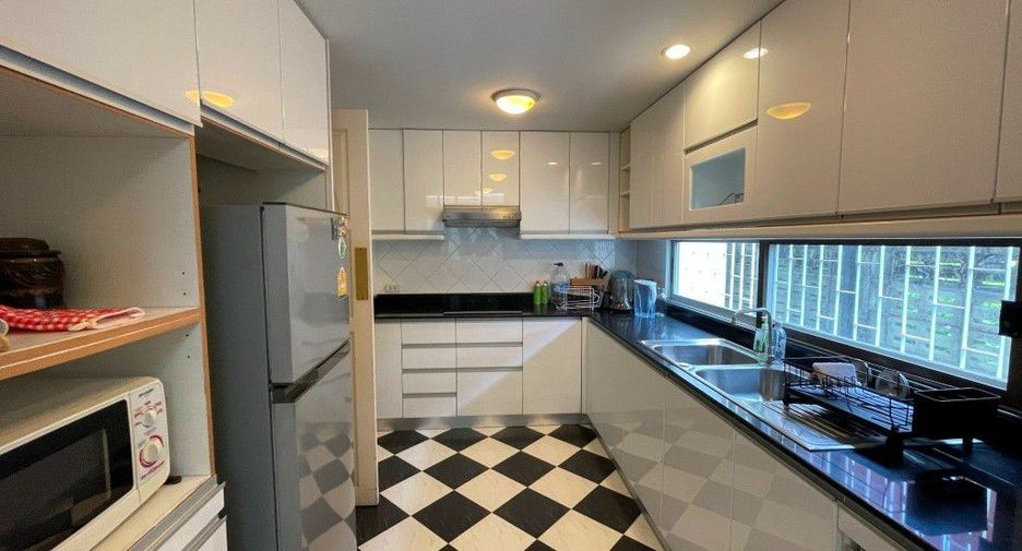 For rent 2 bedrooms house in Phaya Thai, Bangkok