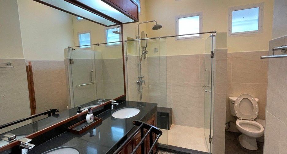 For rent 2 bedrooms house in Phaya Thai, Bangkok