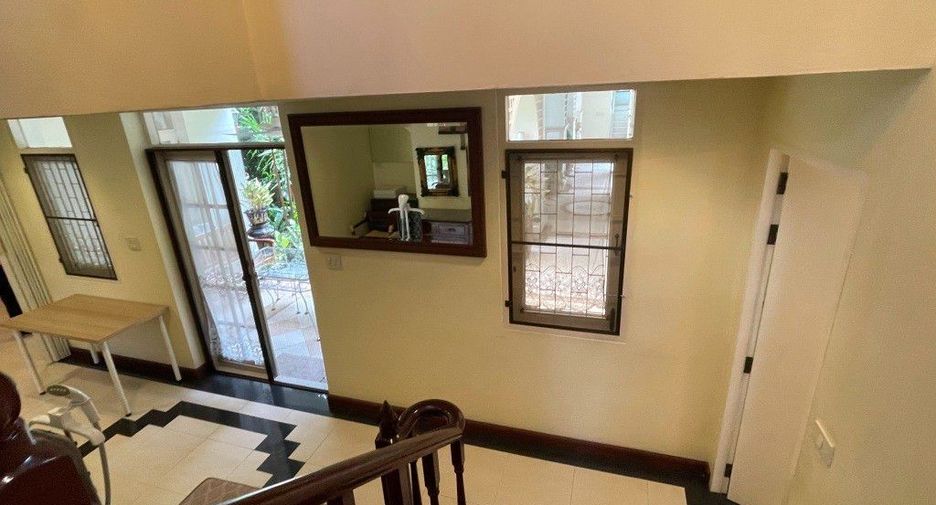 For rent 2 bedrooms house in Phaya Thai, Bangkok