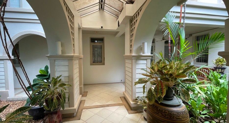 For rent 2 bedrooms house in Phaya Thai, Bangkok