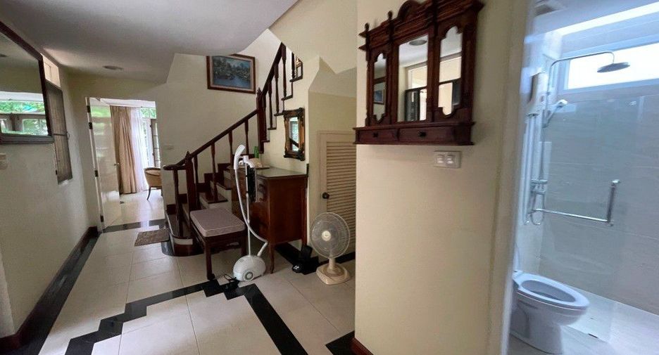 For rent 2 bedrooms house in Phaya Thai, Bangkok
