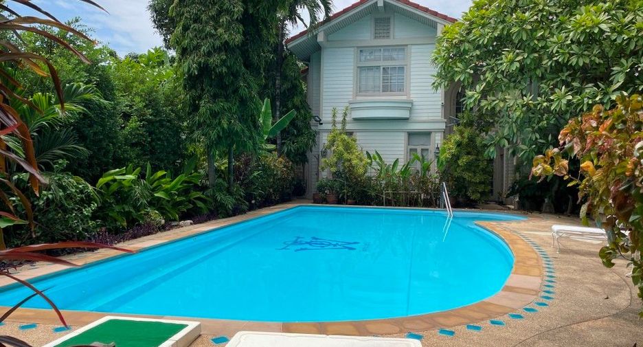 For rent 2 bedrooms house in Phaya Thai, Bangkok