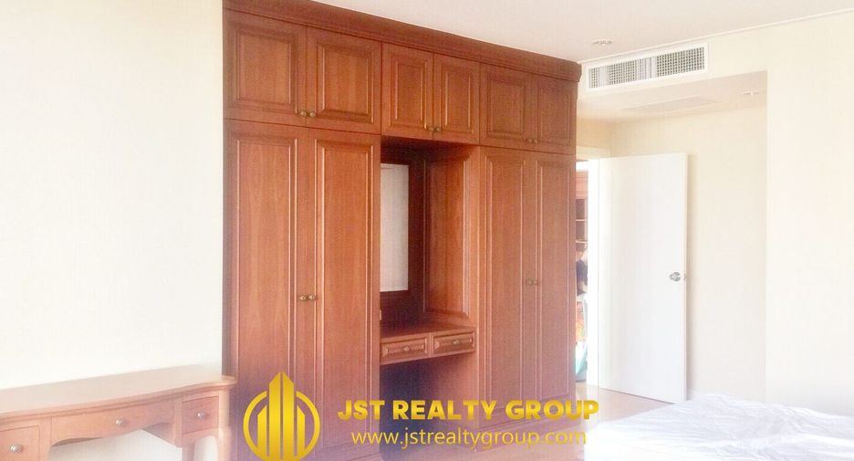 For rent 4 bedrooms condo in Bang Rak, Bangkok