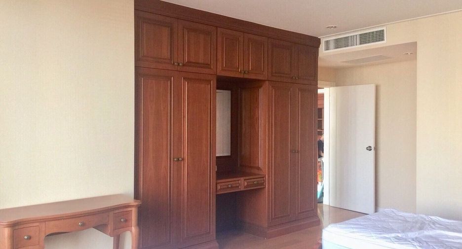 For rent 4 bedrooms condo in Bang Rak, Bangkok