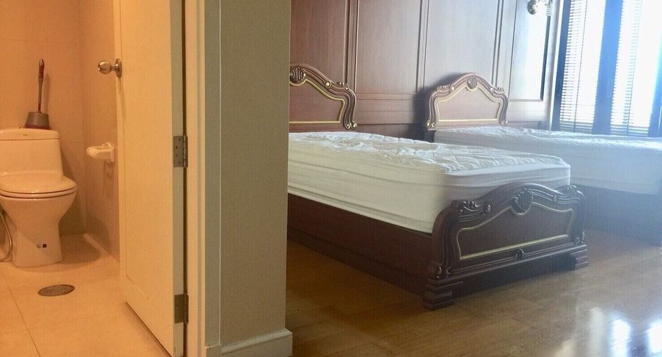 For rent 4 bedrooms condo in Bang Rak, Bangkok