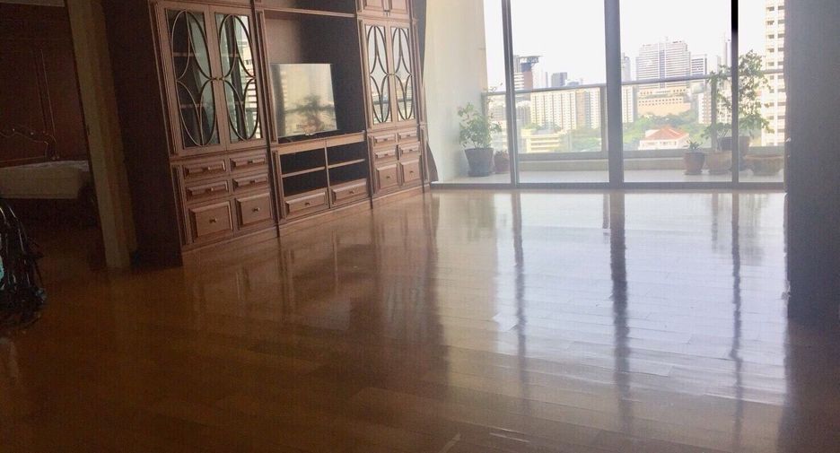 For rent 4 bedrooms condo in Bang Rak, Bangkok