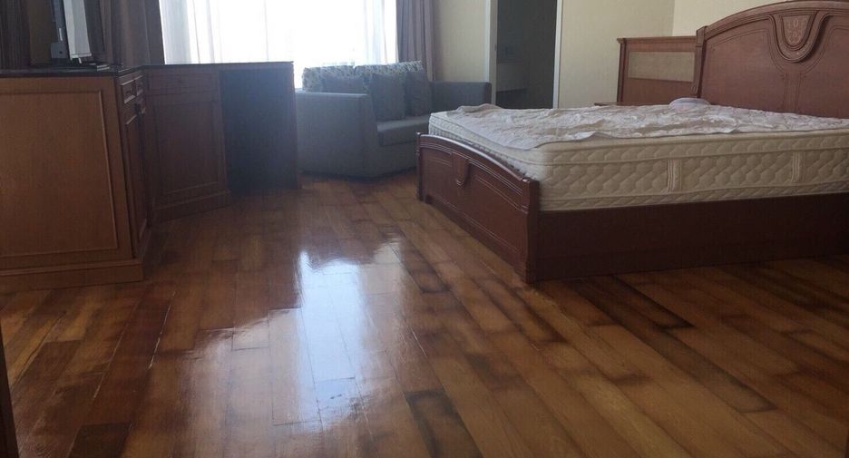 For rent 4 bedrooms condo in Bang Rak, Bangkok