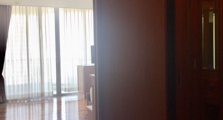 For rent 4 bedrooms condo in Bang Rak, Bangkok