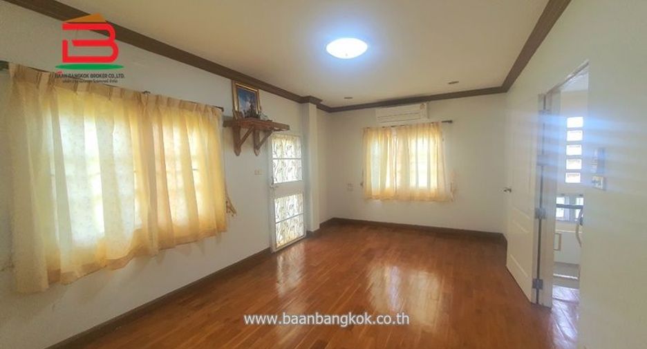 For sale 4 bed townhouse in Don Mueang, Bangkok