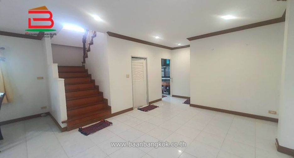 For sale 4 bed townhouse in Don Mueang, Bangkok
