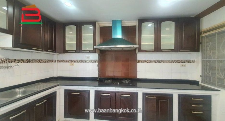 For sale 4 bed townhouse in Don Mueang, Bangkok
