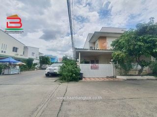 For sale 4 bedrooms townhouse in Don Mueang, Bangkok