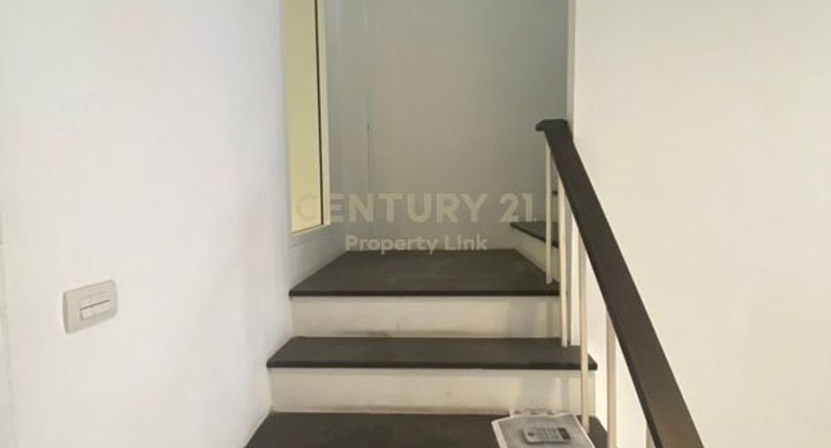 For rent 4 bedrooms townhouse in Watthana, Bangkok