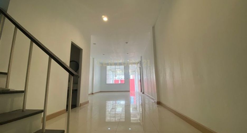 For rent 4 bedrooms townhouse in Watthana, Bangkok