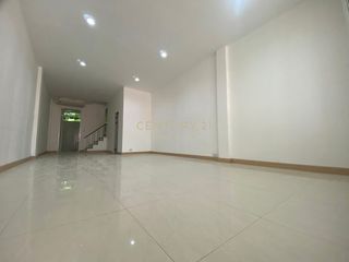 For rent 4 bedrooms townhouse in Watthana, Bangkok