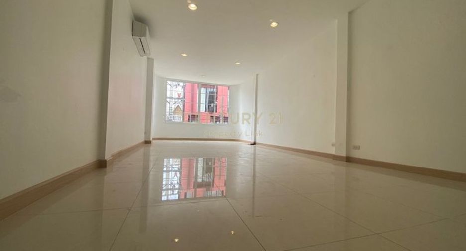 For rent 4 bedrooms townhouse in Watthana, Bangkok
