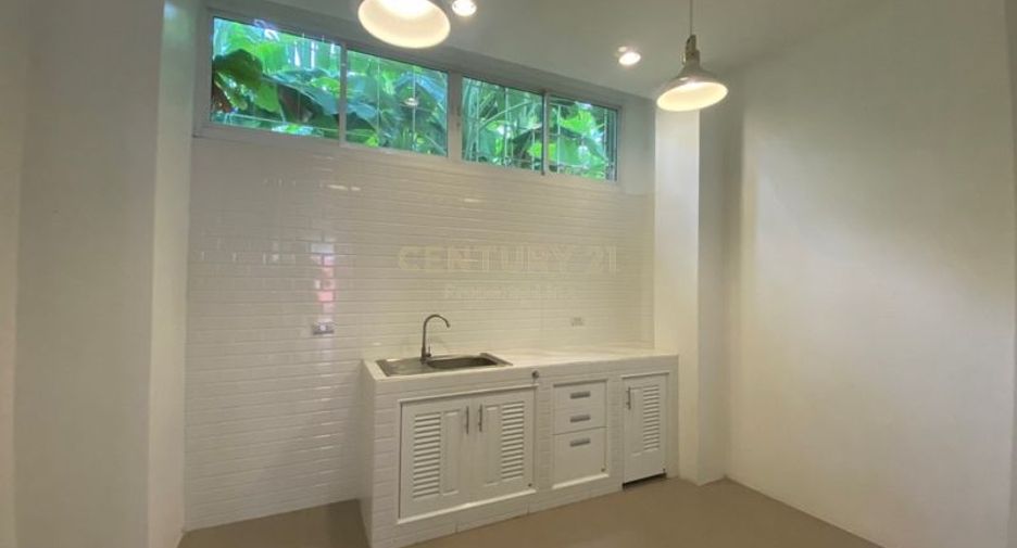 For rent 4 bedrooms townhouse in Watthana, Bangkok