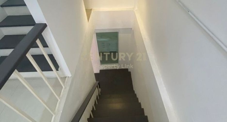 For rent 4 bedrooms townhouse in Watthana, Bangkok
