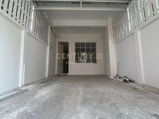 For rent 4 bedrooms townhouse in Watthana, Bangkok