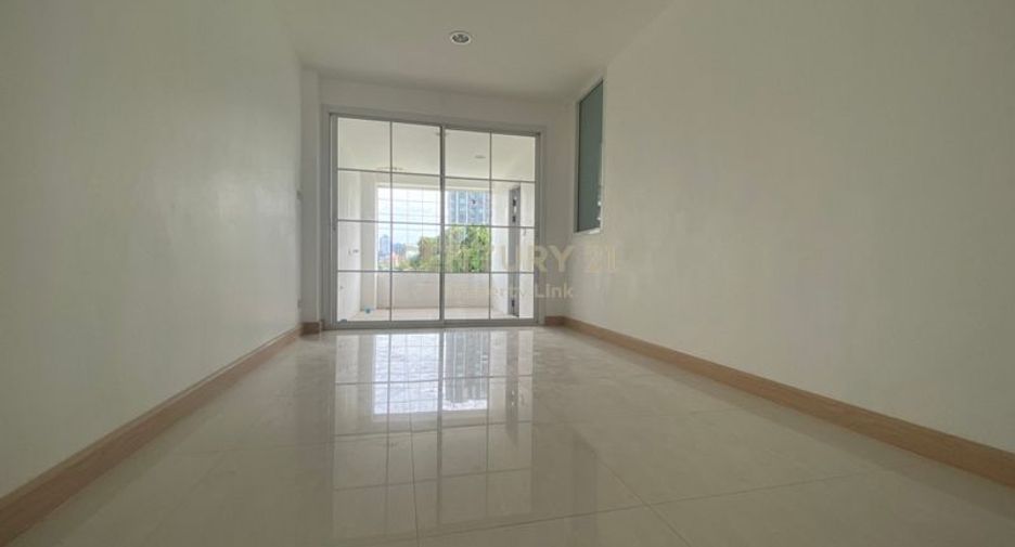 For rent 4 bedrooms townhouse in Watthana, Bangkok